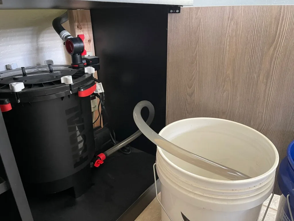 External canister aquarium filter